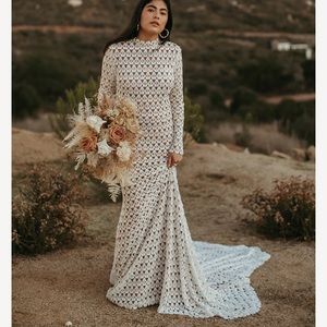 Beautiful bohemian wedding dress fits a size 6-never worn and only tried on once